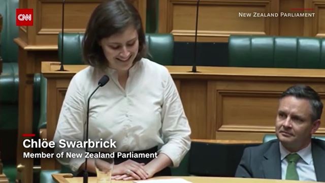 5일 뉴질랜드 의회에서 발언하는 클로이 스와브릭 녹색당 의원. 본인의 연설을 방해하는 의원에게 ‘오케이 부머’라 받아치며 화제가 됐다. CNN캡처.
