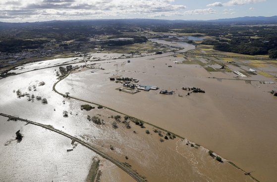 태풍 하기비스가 지나간 뒤 폭우, 강 범람으로 물에 잠긴 후쿠시마 현.[로이터=연합뉴스]