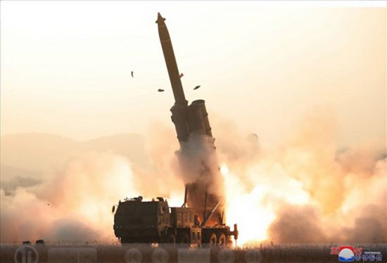 북한이 지난달 31일 초대형 방사포 시험사격을 성공적으로 진행했다고 조선중앙통신이 지난 1일 보도했다. 연합뉴스