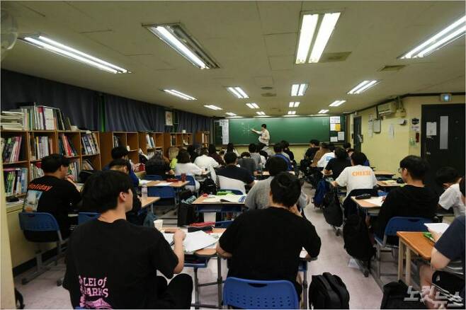 2020학년도 대학수학능력시험을 앞둔 수험생들이 서울 목동종로학원에서 공부에 열중하고 있다. 이한형기자