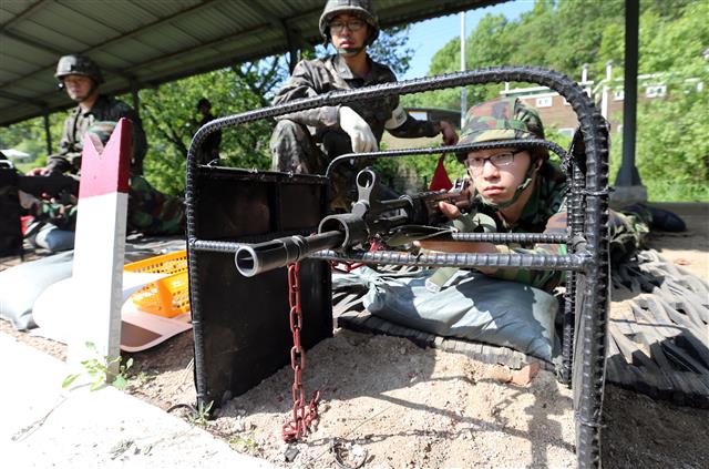경기 남양주 용정리 육군 73사단 예비군훈련장에서 비상근 간부예비군들이 사로에서 사격을 통제하고 있는 모습. 연합뉴스