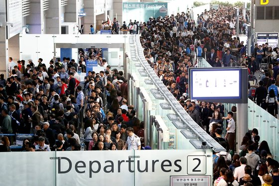 해외 여행객들로 붐비는 인천공항 출국장. [중앙포토]
