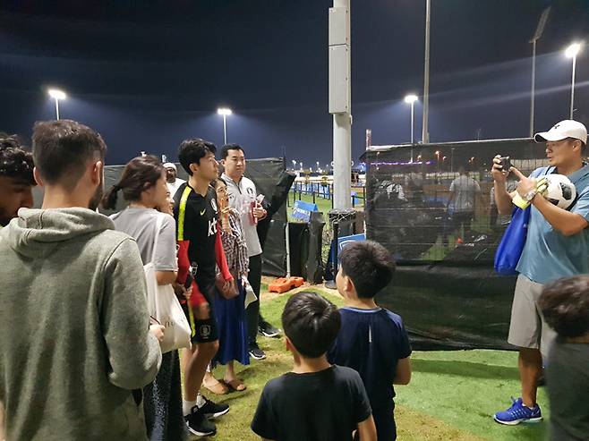 아부다비에 거주하고 있는 축구 팬들이 훈련을 마친 손흥민과 함께 기념 사진을 찍고 있다. © 뉴스1