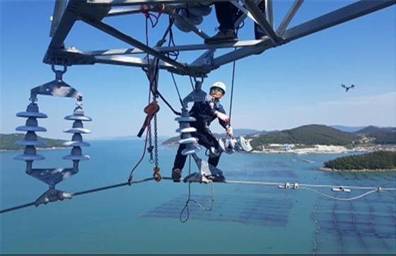 【광주=뉴시스】이창우 기자 = 23일 한전 광주전남본부에 따르면 5월 한 달간 전남 섬지역 주민들에게 무결점 전력공급을 위해 바다를 가로지르는 해월철탑 송전선로를 정밀 점검하고 노후설비 교체작업을 집중 실시했다. 2019.05.23 (사진=한전 광주전남본부 제공) photo@newsis.com