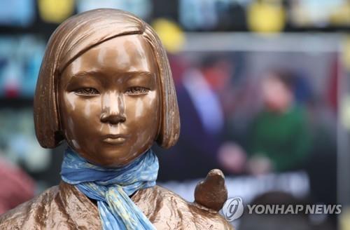 서울 종로구 옛 일본대사관 앞에 있는 평화의 소녀상. [연합뉴스 자료사진]
