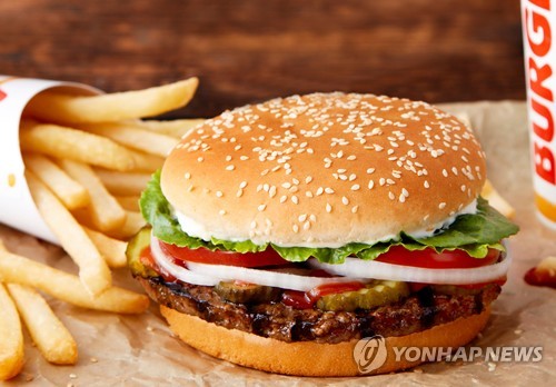 버거킹이 11일(현지시간) 배포한 '레블 와퍼 버거' 홍보용 사진 (AFP=연합뉴스)