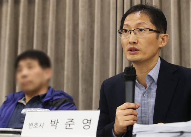 화성연쇄살인 8차 사건의 범인으로 검거돼 20년간 '억울한 옥살이'를 했다고 주장해 온 윤모(52) 씨의 공동변호인단 박준영 변호사가 13일 오전 경기 수원시 영통구 경기중앙지방변호사회관에서 열린 재심 청구 기자회견에서 재심 청구 사유를 설명하고 있다. 연합뉴스