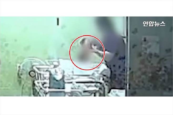 지난 11일 공개된 부산 동래구 모 산부인과의 CCTV 화면. 한 간호사가 신생아를 내동댕이 치고 있다. (사진제공=연합뉴스 캡처)
