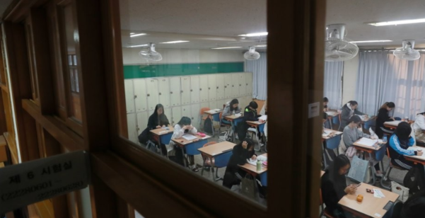 14일 오전 부산 연제구 이사벨여자고등학교에서 수험생들이 시험 준비를 하고 있다. /연합뉴스