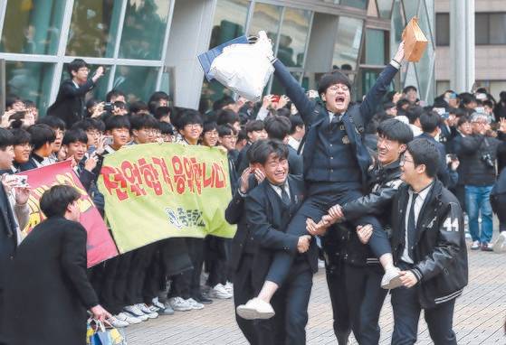 2020학년도 대학수학능력시험을 하루 앞둔 13일 오전 서울 강남구 중동고등학교에서 수능예비소집에 나서는 수험생들이 1, 2학년 후배들의 응원을 받으며 나서고 있다. [뉴시스]