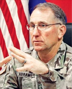 로버트 에이브럼스 한미연합사령관 겸 주한미군사령관이 취임 1주년을 맞아 지난 12일 경기 평택의 험프리스 주한미군 기지에서 열린 내외신 기자간담회에서 한·미 동맹 현안에 대해 이야기하고 있다. 주한미군사령부 제공