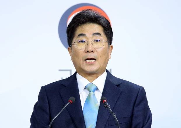 성기선 한국교육과정평가원장이 14일 세종시 정부세종청사 교육부에서 2020학년도 대학수학능력시험 출제방향에 관해 설명하고 있다./사진=연합뉴스