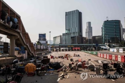 홍콩 크로스하버 터널 인근에 시위대가 설치한 바리케이드 AFP통신=연합뉴스