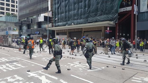 도로 위에 시위대가 흩뜨려 놓은 보도블록을 치우는 홍콩 경찰 (홍콩=연합뉴스) 안승섭 특파원 = 14일 홍콩의 금융 중심가인 도심 센트럴에서 시위가 벌어진 가운데 홍콩 경찰이 도로 위에 나뒹구는 보도블록을 치우고 있다. 2019.11.14      ssahn@yna.co.kr