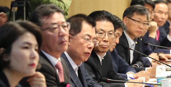 자유한국당 박맹우 사무총장과 의원들이 14일 오후 국회 의원회관에서 열린 '2020 총선 디자인 워크샵'에서 청년 토론자들의 발언을 경청하고 있다. [연합뉴스]