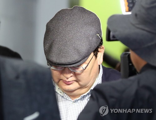 경찰 조사 마친 도르지 몽골 헌법재판소장 [연합뉴스 자료사진]