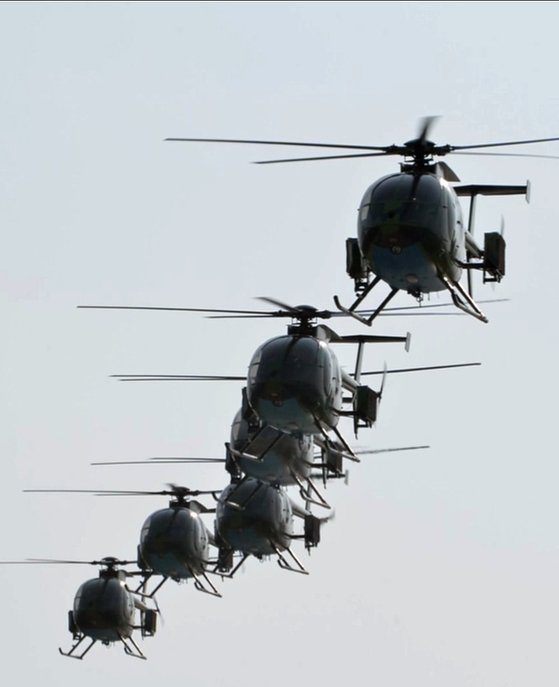 16일 북한 강원도 원산갈마비행장에서 열린 전투비행술경기대회에서 무장헬기들이 비행하고 있다.[연합뉴스]