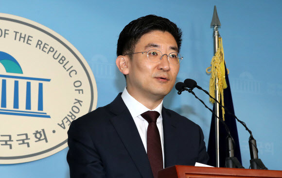 김세연 자유한국당 의원이 17일 오전 국회 정론관에서 기자회견을 열고 총선 불출마를 선언하고 있다. 연합뉴스