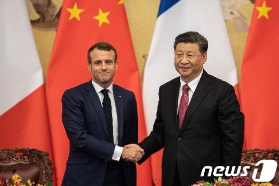 시진핑(習近平) 중국 국가주석(사진 오른쪽)과 에마뉘엘 마크롱 프랑스 대통령. / 사진 = 뉴스 1