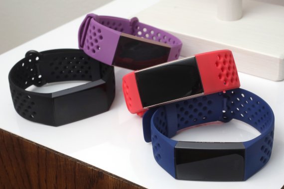 FILE - In this Aug. 16, 2018, file photo, the new Fitbit Charge 3 fitness trackers with sport bands are displayed in New York. Nine privacy, social justice and consumer groups are calling for the U.S. federal government to block Google’s $2.1 billion acquisition of fitness-gadget maker Fitbit, citing antitrust and privacy concerns. (AP Photo/Richard Drew, File) /뉴시스/AP /사진=