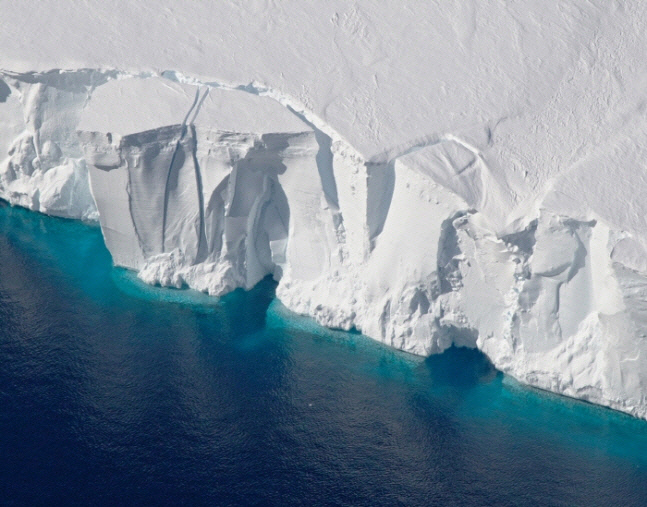 2016년 항공 촬영된 남극 서부 지역의 게츠 빙붕. 빙붕의 가장자리가 떨어져 나가는 모습이 관찰된다. 미국 항공우주국(NASA) 제공.