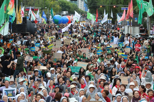 지난 9월21일 서울 종로구 대학로에서 열린 ‘9·21 기후위기 비상행동’에서 참가자들이 온실가스 배출 제로와 기후 비상선언 선포를 촉구하는 구호를 외치고 있다. 연합뉴스