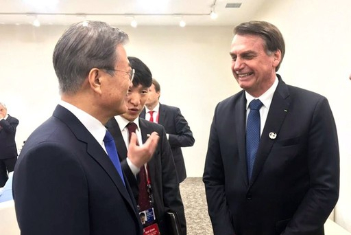문재인 대통령이 6월 28일 인텍스 오사카에서 열린 G20 정상회의 세션에 앞서 자이르 보우소나루 브라질 대통령과 대화하고 있다. 연합뉴스