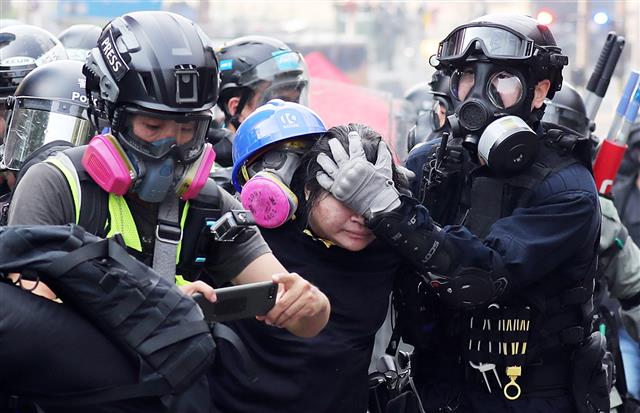 18일 오후 홍콩 이공대학교에서 경찰이 시위 학생을 연행하고 있다. 2019.11.18뉴스1