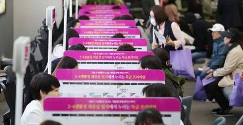 앞으로 견본주택에서 청약 상담 업무 등을 하는 분양대행자는 정부가 정한 교육 기관에서 매년 법정 교육을 받아야 한다. 사진은 견본주택 전경.<연합뉴스>