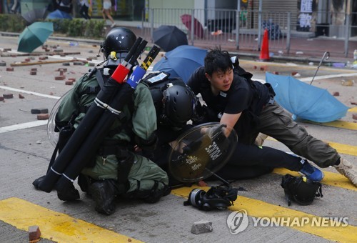 18일 홍콩 이공대에서 시위 참가자를 제압하는 진압 경찰 [EPA=연합뉴스]