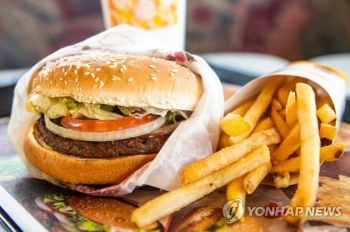 2019년 4월 1일 촬영된 패스트푸드 업체 버거킹의 채식 버거인 '임파서블 와퍼' 제품. [AFP=연합뉴스자료사진]