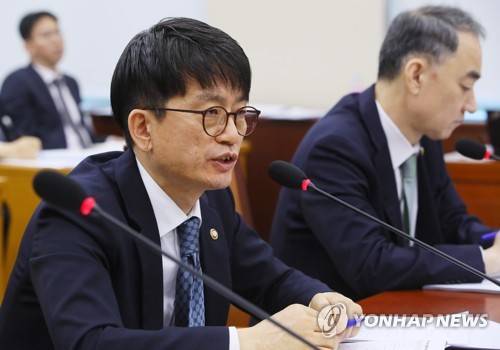 박재민 국방차관 (서울=연합뉴스) 진성철 기자 = 박재민 국방차관이 19일 국회 국방위원회 전체회의에서 답변하고 있다. zjin@yna.co.kr