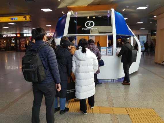 지연증 좀 빨리 주세요." 20일 철도노조 파업 첫날 출근 시간에 서울역에 마련된 안내센터에 열차 지연에 따른 문의를 위해 고객들이 줄을 서서 기다리고 있다. 많은 고객이 열차 지연에 대한 증명서인 '지연증'을 발급해 환불 및 회사에 제출하기 위해 지연증 발급을 문의하거나 요구했다
