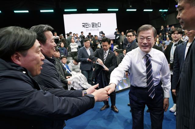 문재인 대통령이 19일 서울 상암동 MBC 사옥에서 열린  '국민이 묻는다, 2019 국민과의 대화'를 마친 뒤 참석자들과 악수하고 있다. 청와대사진기자단