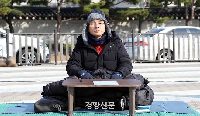 자유한국당 황교안 대표가 21일 청와대 앞 분수대 광장에서 ‘단식 투쟁’을 하고 있다. 권호욱 선임기자