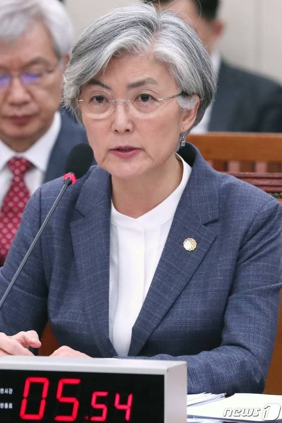 (서울=뉴스1) 임세영 기자 = 강경화 외교부 장관이 21일 오후 서울 여의도 국회에서 열린 외교통일위원회 전체회의에서 의원들의 질의에 답하고 있다. 2019.11.21/뉴스1 <저작권자 © 뉴스1코리아, 무단전재 및 재배포 금지>