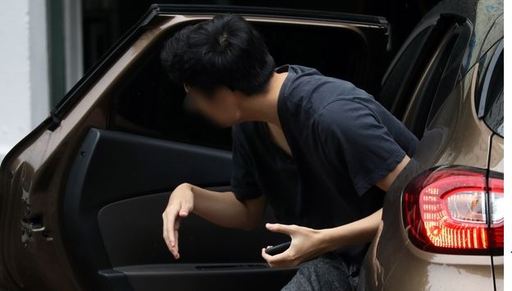 조 장관의 아들 조모씨가 9월22일 오후 서울 서초구 방배동 자택에 도착해 차량에서 내리고 있다는 사진 보도. 뉴시스