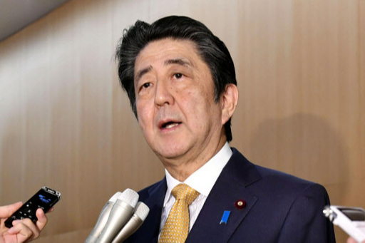 아베 신조 일본 총리가 22일 도쿄 공관에서 기자들을 상대로 한국의 지소미아 효력 유지 발표에 대해 언급하고 있다. 연합뉴스
