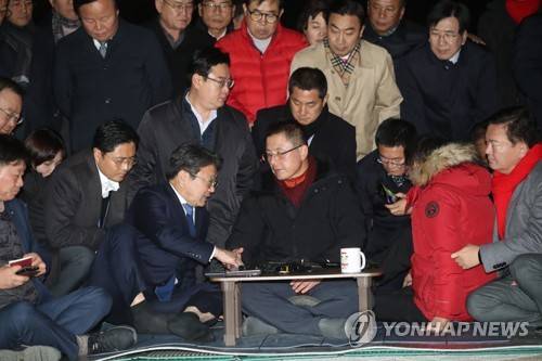 황교안에 조건부 지소미아 종료 연기 관련 설명하는 강기정 (서울=연합뉴스) 신준희 기자 = 강기정 청와대 정무수석(왼쪽)이 22일 오후 청와대 앞 분수대 광장에서 단식 중인 자유한국당 황교안 대표를 찾아 지소미아 효력정지 연기 관련 설명을 하고 있다. 2019.11.22 hama@yna.co.kr