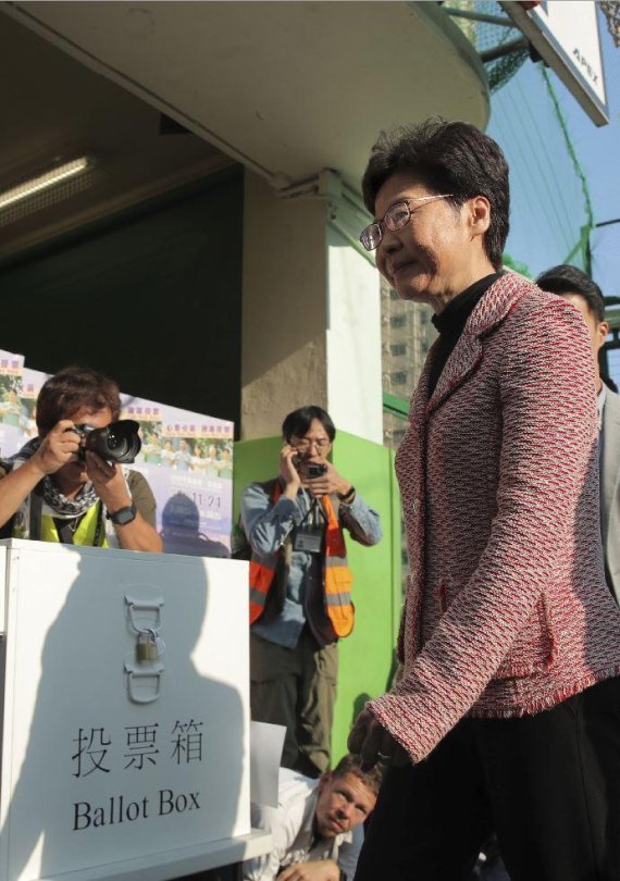 캐리 람 홍콩 행정장관이 24일(현지시간) 홍콩 구의원 투표소에서 나오고 있다. 이날 18개구 선거에서 실시된 투표는 6개월째 계속되고 있는 홍콩의 반정부 시위에 대한 분수령이 될 예정이다. AP 뉴시스