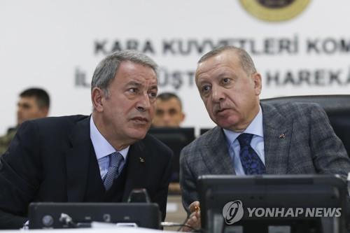 레제프 타이이프 에르도안(우) 터키 대통령과 훌루시 아카르 터키 국방부 장관 [AP=연합뉴스]