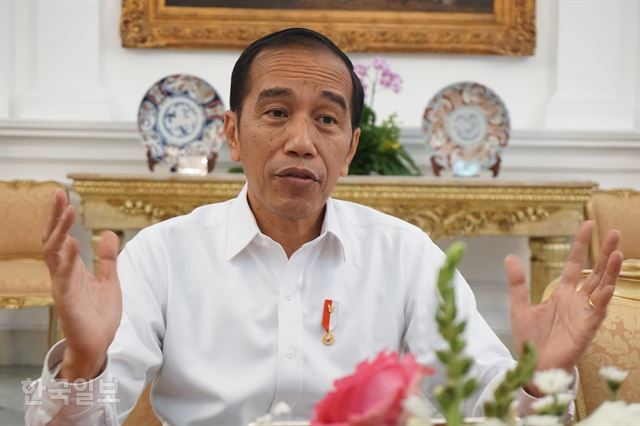 조코 위도도 인도네시아 대통령이 지난 22일 자카르타 대통령궁에서 한국일보와 만나 한국와 인도네시아 양국의 협력 관계를 설명하고 있다.