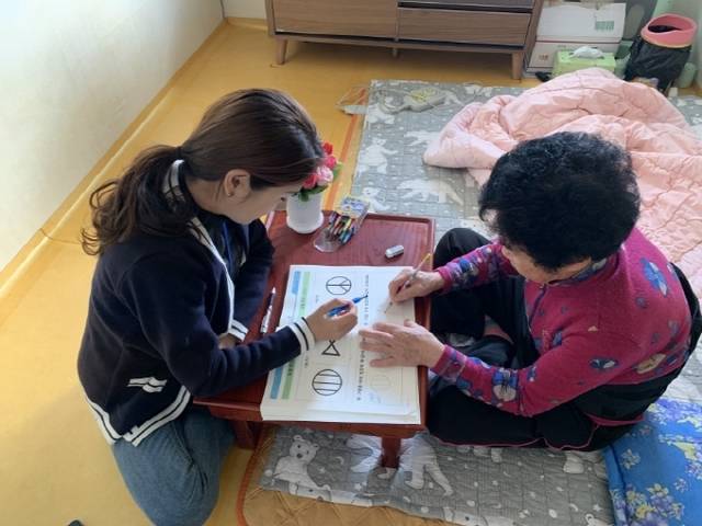 ▲‘기억의 퍼즐 맞추기’ 인지교육 모습 ⓒ곡성군