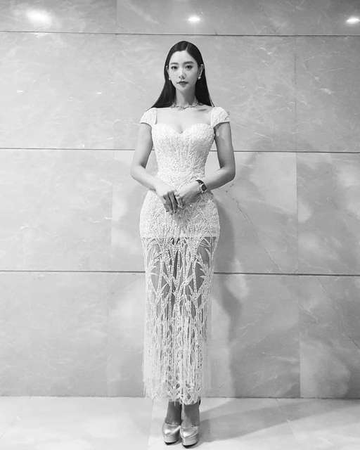 배우 클라라(본명 이성민)가 24일 화이트 시스루 드레스를 입은 전신 사진을 공개했다.