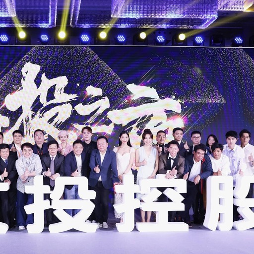배우 클라라(본명 이성민·앞줄 왼쪽에서 여섯번째)가 19일부터 5일간 일정으로 푸젠성 샤먼에서 열린 영화제인 28회 중국금계백합전영절에 참석해 포즈를 취하고 있다.