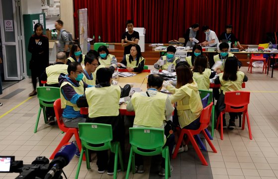 24일 열린 홍콩 구의원 선거에서 범민주파가 압승했다. 사진은 홍콩의 한 개표소 현장. [로이터=연합뉴스]