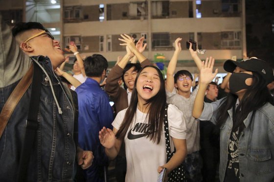 홍콩 구의회 선거에서 범민주파가 압승을 거두자 지지자듫이 환호하고 있다. [AP=연합뉴스]