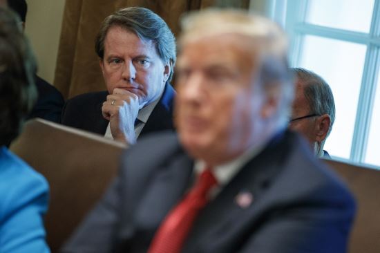 백악관 법률고문으로 근무했던 2018년 10월 돈 맥건이 백악관에서 도널드 트럼프 대통령의 뒤에 앉아있다. AP뉴시스