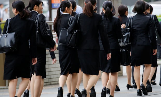 모두 비슷한 스타일의 옷을 입고 구두를 착용하고 있는 일본 직장인 여성들. /사진출처=로이터