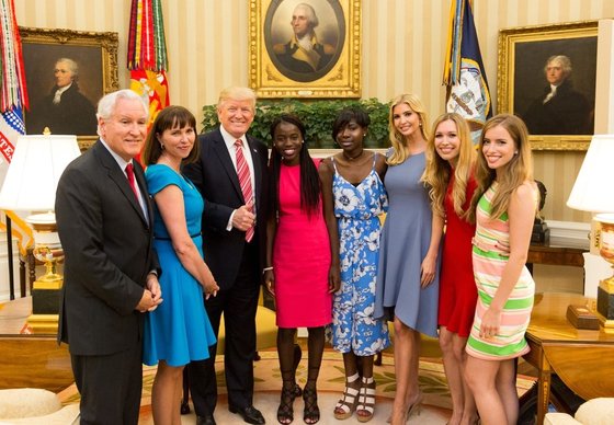전기 작가 더그 웨드(왼쪽)가 도널드 트럼프 대통령과 인터뷰 이후 이방카 트럼프와 자신의 가족들과 함께 대통령 집무실에서 기념 사진을 찍었다.[더그 웨드 제공]